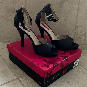Women’s size 13 pleasers eve 02. Never worn inbox.